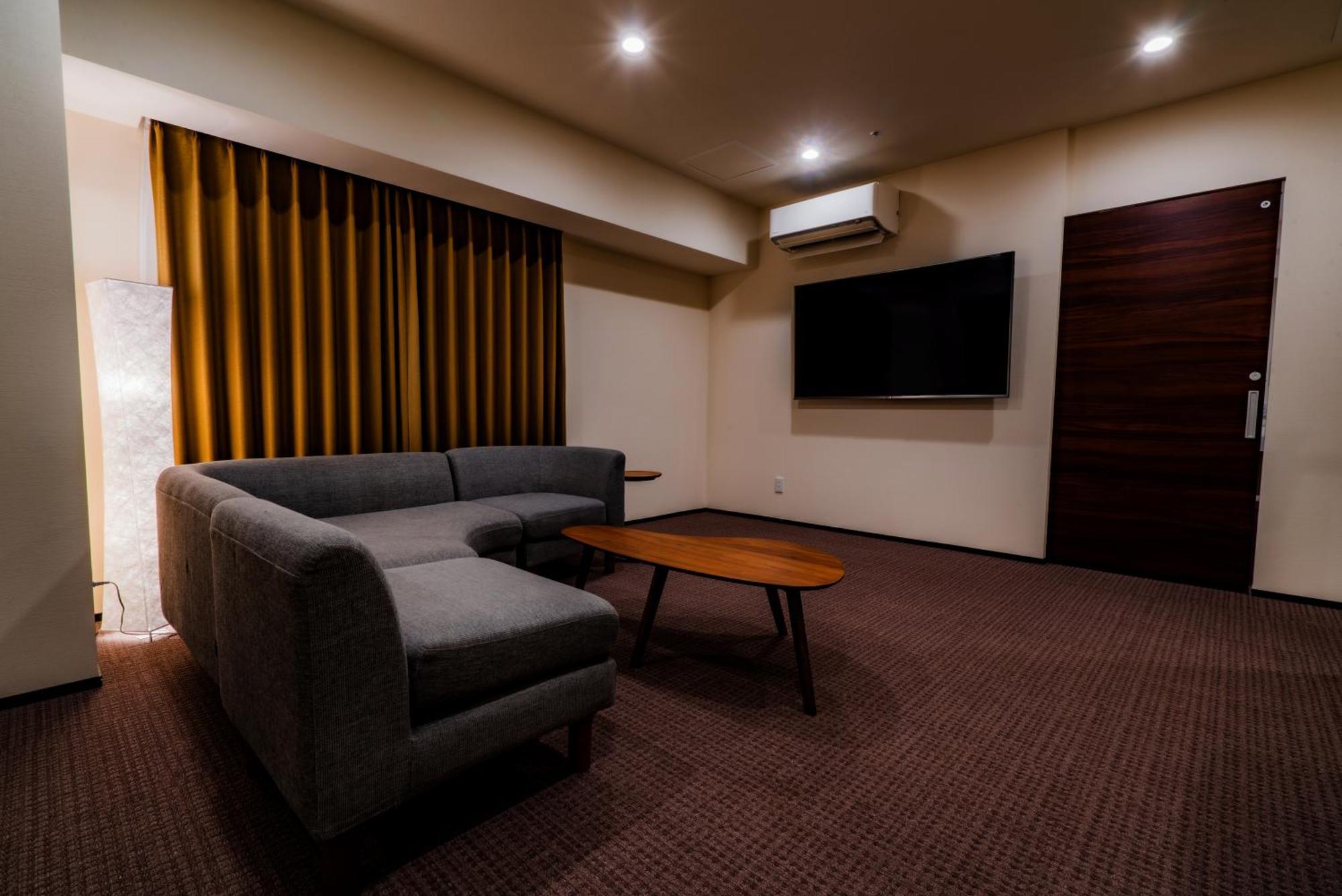 Randor Hotel Sapporo Suites חדר תמונה A living room in a hotel